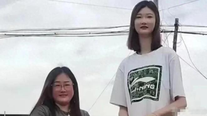 美如花妈妈却嫌弃：比门还高咋找对象尊龙凯时网20岁女孩身高226米貌