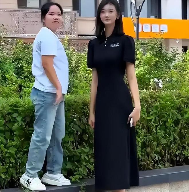 美如花妈妈却嫌弃：比门还高咋找对象尊龙凯时网20岁女孩身高226米貌(图2)