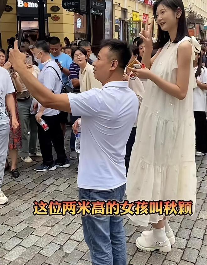 美如花妈妈却嫌弃：比门还高咋找对象尊龙凯时网20岁女孩身高226米貌(图4)