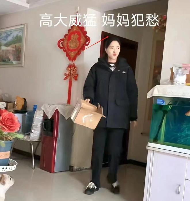 美如花妈妈却嫌弃：比门还高咋找对象尊龙凯时网20岁女孩身高226米貌(图5)