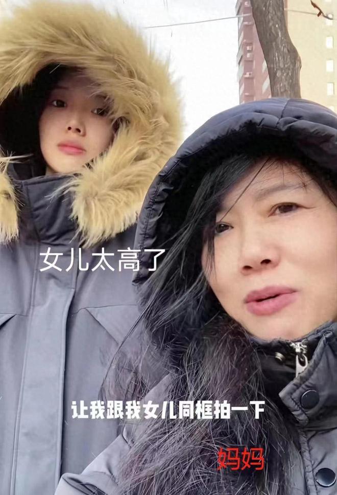 美如花妈妈却嫌弃：比门还高咋找对象尊龙凯时网20岁女孩身高226米貌(图12)