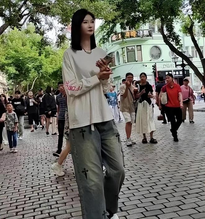 美如花妈妈却嫌弃：比门还高咋找对象尊龙凯时网20岁女孩身高226米貌(图11)